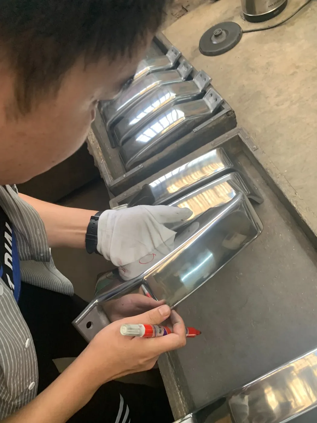 Visual selection of polished aluminum components