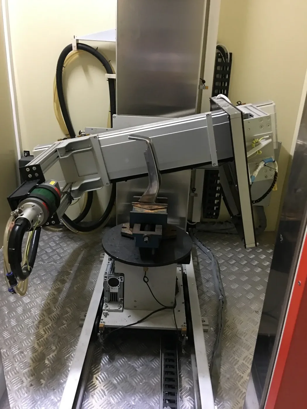 Cast aluminum part positioned in the X-ray chamber