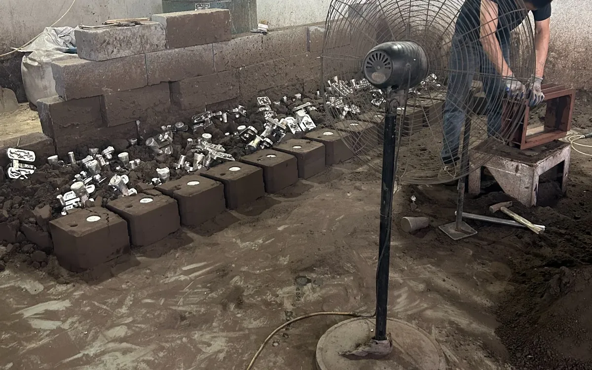 Foundry production around prepared sand moulds