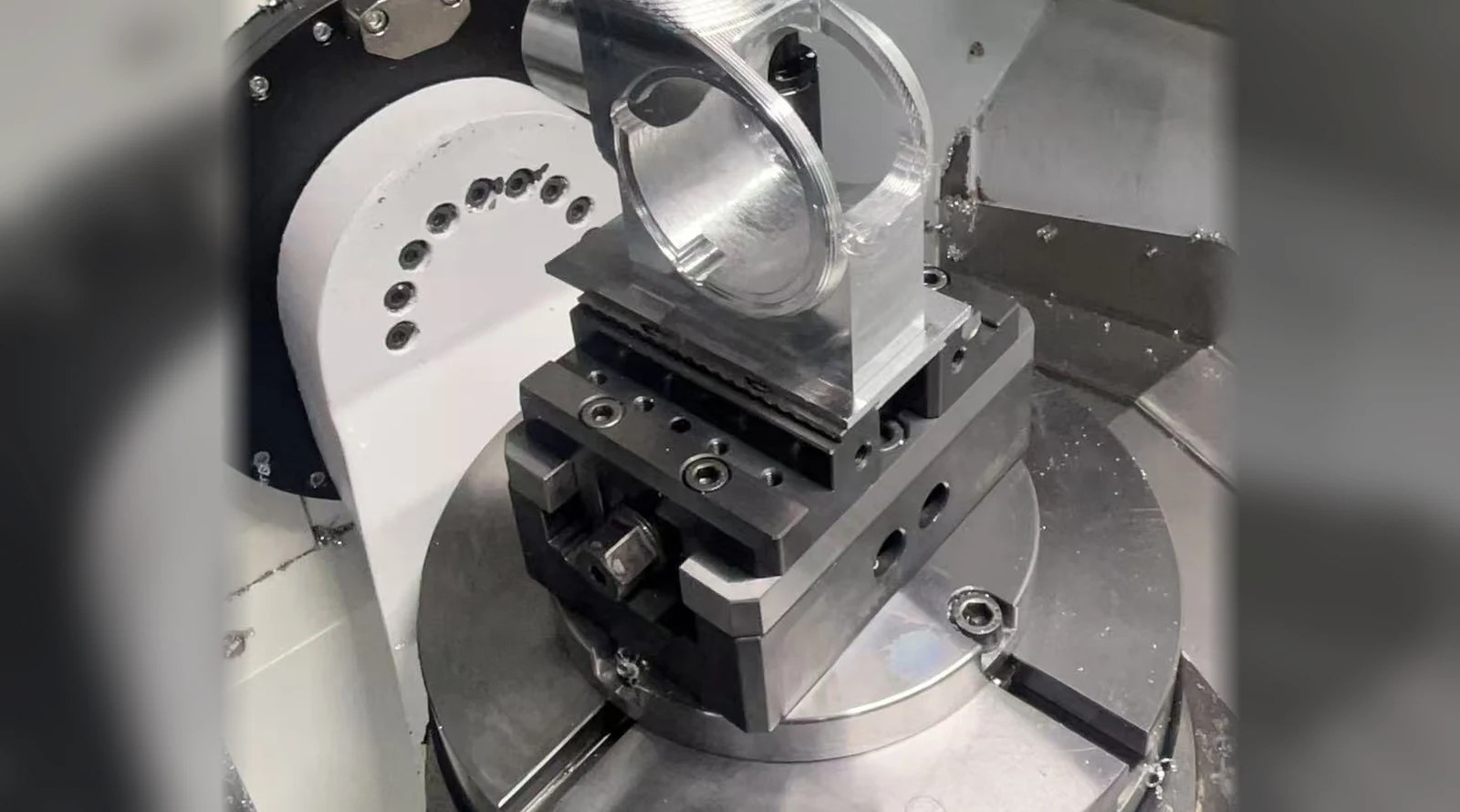 Five-axis machining center producing a metal component