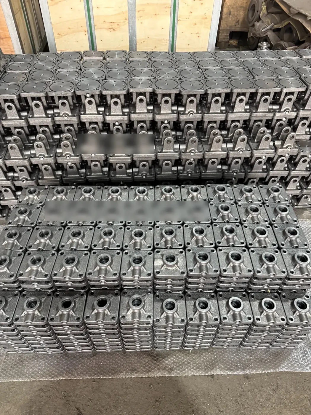 Batch of CNC-machined hydraulic cylinder heads and caps