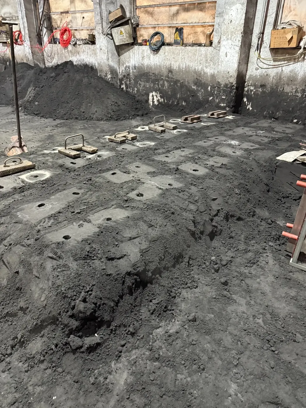 Green sand molds prepared for hydraulic cylinder component casting