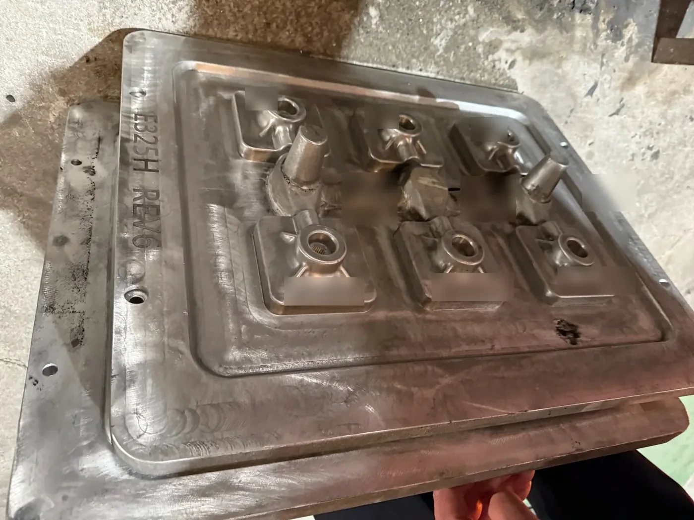 Tooling plate for green sand cast hydraulic cylinder heads and caps