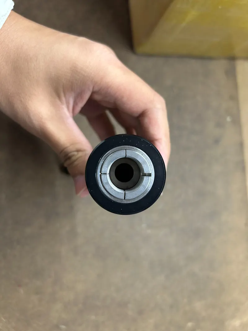 Collet-style sealing interface of the custom leak-test fixture