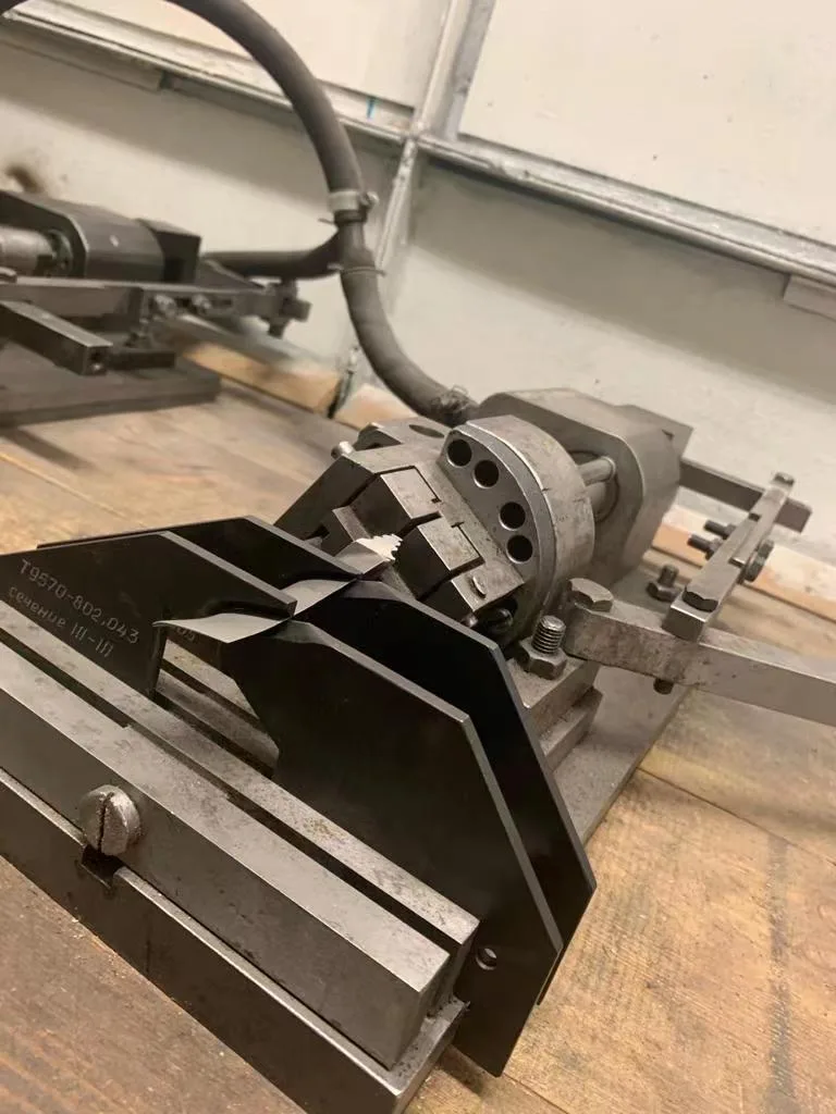 Dedicated fixture used for turbocharger blade profile inspection