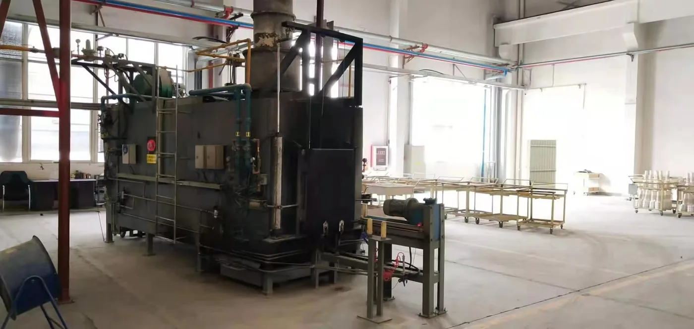 Vacuum casting equipment used for nickel-based superalloy blade production