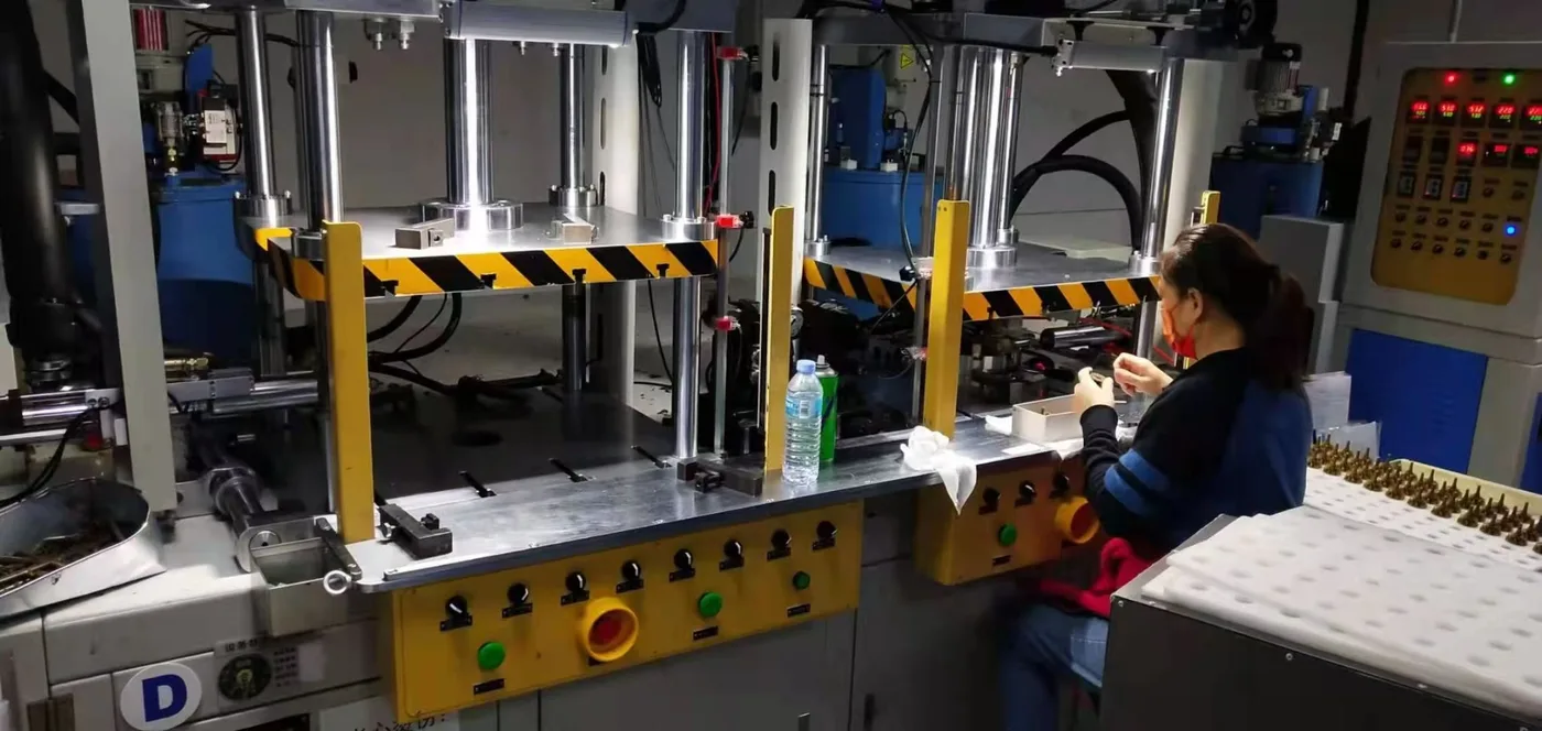 Wax injection equipment used for blade pattern production